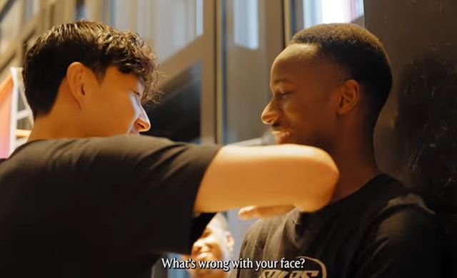 토트넘 홋스퍼는 17일(한국시간) 구단 공식 유튜브 채널을 통해 손흥민(LAFC) 다큐멘터리 영상을 공개했다. 2015년부터 무려 10년을 토트넘에 몸 담았던 손흥민은 2025 여름 이적시장을 통해 미국 메이저리그사커(MLS) 구단 LAFC로 이적했다. 영상 속에서 손흥민은 평소 자신을 잘 따랐던 파페 사르가 작별 소식에 슬퍼하자 포옹을 나누고 리틀 쏘니(Sonny)라고 부르면서 사르를 자신의 후계자로 여겼다. 토트넘 유튜브