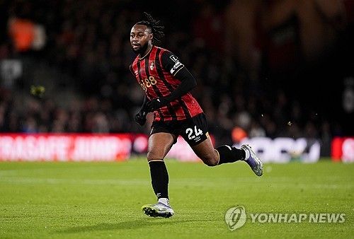 민이 떠난 지 4개월이 지났지만 토트넘 홋스퍼는 여전히 손흥민의 그림자를 지우지 못하고 있다. 대체 자원들이 잇따라 부진하면서 결국 새로운 윙어 영입을 위해 지갑을 열 것으로 보인다. 주인공은 본머스 에이스 앙투안 세메뇨다. 연합뉴스