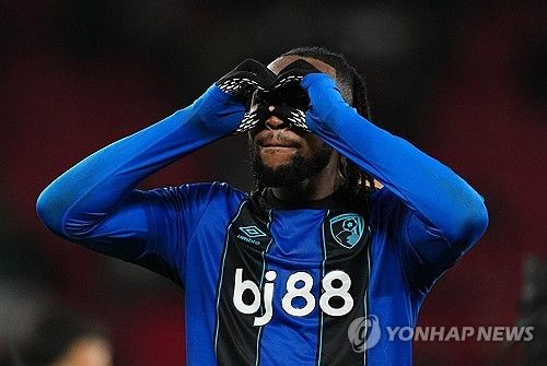 민이 떠난 지 4개월이 지났지만 토트넘 홋스퍼는 여전히 손흥민의 그림자를 지우지 못하고 있다. 대체 자원들이 잇따라 부진하면서 결국 새로운 윙어 영입을 위해 지갑을 열 것으로 보인다. 주인공은 본머스 에이스 앙투안 세메뇨다. 연합뉴스