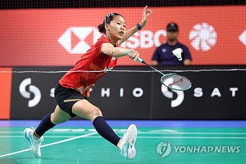 안세영(삼성생명·세계 1위)은 17일(한국시간) 중국 항저우 올림픽스포츠센터 체육관에서 열린 2025 세계배드민턴연맹(BWF) 월드투어 파이널 여자 단식 A조 1차전에서 인도네시아의 푸트리 쿠수마 와르다니(세계 7위)를 게임스코어 2-1(21-16 8-21 21-8)로 이겼다. 이날 패배로 와르다니는 안세영 상대로 9전 전패를 기록했지만 직전에 게임스코어 0-2로 패했던 호주 오픈(슈퍼 500) 결승전과 달리 안세영 상대로 3세트까지 치른 점에 만족감을 드러냈다. 연합뉴스