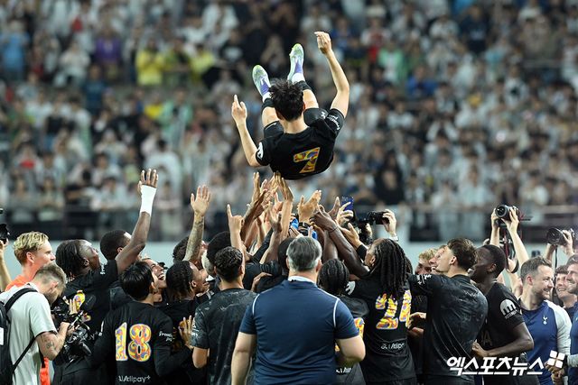 토트넘 홋스퍼는 17일(한국시간) 구단 공식 유튜브 채널을 통해 손흥민(LAFC) 다큐멘터리 영상을 공개했다. 2015년부터 무려 10년을 토트넘에 몸 담았던 손흥민은 2025 여름 이적시장을 통해 미국 메이저리그사커(MLS) 구단 LAFC로 이적했다. 영상 속에서 손흥민은 평소 자신을 잘 따랐던 파페 사르가 작별 소식에 슬퍼하자 포옹을 나누고 리틀 쏘니(Sonny)라고 부르면서 사르를 자신의 후계자로 여겼다. 엑스포츠뉴스DB