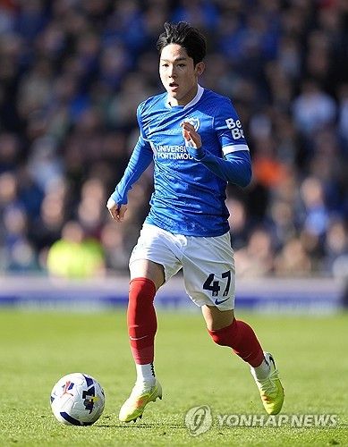 레알 마드리드 소식통 디펜사센트럴은 15일(한국시간) 레알 마드리드(스페인)가 대한민국 2006년생 윙어 양민혁(포츠머스)을 눈여겨 보고 있다고 보도했다. 매체에 따르면 레알 마드리드는 양민혁을 기본 이적료 500만 유로(약 86억원)에 옵션 200만 유로(약 35억원)를 추가해 총 700만 유로(약 121억원)에 영입할 계획이다. 언론은 양민혁이 비니시우스 주니오르처럼 1군 주전으로 자리를 잡거나 자리를 잡지 못해도 레알 마드리드에 거액의 이적료를 안기고 떠날 것으로 내다보면서 양민혁 영입을 긍정적으로 평가했다. 연합뉴스