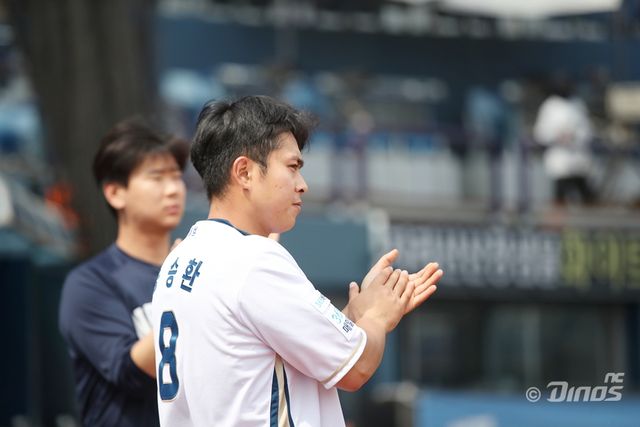 NC 다이노스 외야수 송승환이 2025시즌을 끝으로 현역 생활을 마감하기로 했다. 그는 1월 초 일본 오사카로 출국해 약 2주 동안 야구에 관해 공부할 계획이다. NC 다이노스