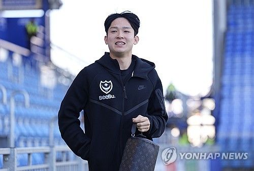 레알 마드리드 소식통 디펜사센트럴은 15일(한국시간) 레알 마드리드(스페인)가 대한민국 2006년생 윙어 양민혁(포츠머스)을 눈여겨 보고 있다고 보도했다. 매체에 따르면 레알 마드리드는 양민혁을 기본 이적료 500만 유로(약 86억원)에 옵션 200만 유로(약 35억원)를 추가해 총 700만 유로(약 121억원)에 영입할 계획이다. 언론은 양민혁이 비니시우스 주니오르처럼 1군 주전으로 자리를 잡거나 자리를 잡지 못해도 레알 마드리드에 거액의 이적료를 안기고 떠날 것으로 내다보면서 양민혁 영입을 긍정적으로 평가했다. 연합뉴스