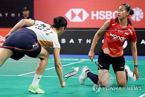 안세영(삼성생명·세계 1위)은 17일(한국시간) 중국 항저우 올림픽스포츠센터 체육관에서 열린 2025 세계배드민턴연맹(BWF) 월드투어 파이널 여자 단식 A조 1차전에서 인도네시아의 푸트리 쿠수마 와르다니(세계 7위)를 게임스코어 2-1(21-16 8-21 21-8)로 이겼다. 이날 패배로 와르다니는 안세영 상대로 9전 전패를 기록했지만 직전에 게임스코어 0-2로 패했던 호주 오픈(슈퍼 500) 결승전과 달리 안세영 상대로 3세트까지 치른 점에 만족감을 드러냈다. 연합뉴스