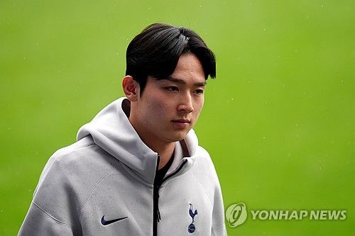 레알 마드리드 소식통 디펜사센트럴은 15일(한국시간) 레알 마드리드(스페인)가 대한민국 2006년생 윙어 양민혁(포츠머스)을 눈여겨 보고 있다고 보도했다. 매체에 따르면 레알 마드리드는 양민혁을 기본 이적료 500만 유로(약 86억원)에 옵션 200만 유로(약 35억원)를 추가해 총 700만 유로(약 121억원)에 영입할 계획이다. 언론은 양민혁이 비니시우스 주니오르처럼 1군 주전으로 자리를 잡거나 자리를 잡지 못해도 레알 마드리드에 거액의 이적료를 안기고 떠날 것으로 내다보면서 양민혁 영입을 긍정적으로 평가했다. 연합뉴스