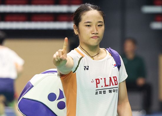 안세영(삼성생명·세계 1위)은 17일(한국시간) 중국 항저우 올림픽스포츠센터 체육관에서 열린 2025 세계배드민턴연맹(BWF) 월드투어 파이널 여자 단식 A조 1차전에서 인도네시아의 푸트리 쿠수마 와르다니(세계 7위)를 게임스코어 2-1(21-16 8-21 21-8)로 제압했다. 안세영이 승리를 거두자 중국 매체 넷이즈는 안세영의 기술과 경기력에 감탄했다. 동시에 이번 대회에 안세영의 천적인 중국의 천위페이(세계 5위)가 없기에 안세영이 무난하게 우승을 차지할 것으로 내다봤다. 연합뉴스