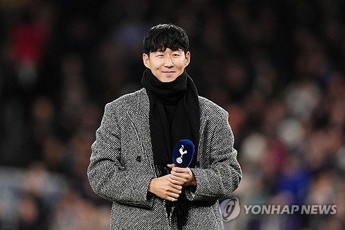 토트넘 홋스퍼는 17일(한국시간) 구단 공식 유튜브 채널을 통해 손흥민(LAFC) 다큐멘터리 영상을 공개했다. 2015년부터 무려 10년을 토트넘에 몸 담았던 손흥민은 2025 여름 이적시장을 통해 미국 메이저리그사커(MLS) 구단 LAFC로 이적했다. 영상 속에서 손흥민은 평소 자신을 잘 따랐던 파페 사르가 작별 소식에 슬퍼하자 포옹을 나누고 리틀 쏘니(Sonny)라고 부르면서 사르를 자신의 후계자로 여겼다. 연합뉴스