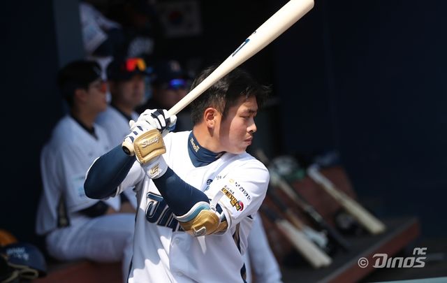 NC 다이노스 외야수 송승환이 2025시즌을 끝으로 현역 생활을 마감하기로 했다. 그는 1월 초 일본 오사카로 출국해 약 2주 동안 야구에 관해 공부할 계획이다. NC 다이노스