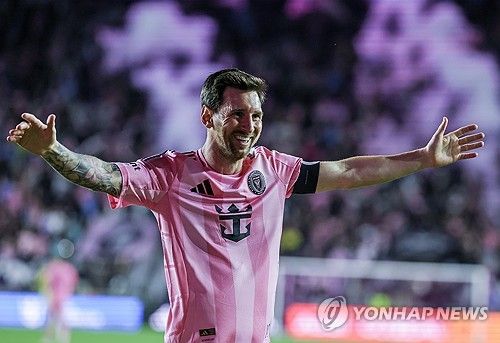 LAFC 손흥민이 미국 메이저리그사커(MLS) 진출 반년 만에 축구의 신 리오넬 메시(인터 마이애미)를 넘어서는 기염을 토했다. 축구 이적시장 전문 매체 트랜스퍼마르크트는 18일(한국시간) 손흥민이 사이트 이용자들이 선정한 MLS 올해의 선수상을 수상했다고 발표했다. 연합뉴스