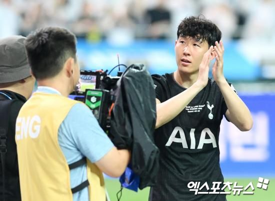 손흥민이 토트넘 홋스퍼를 떠나던 마지막 순간과 그 뒷얘기가 공개됐다. 영상에는 손흥민이 이적을 결심하게 된 배경부터 동료들에게 작별을 고하는 모습, 그리고 최근 토트넘 홋스퍼 스타디움을 방문해 팬들과 재회하는 장면까지 생생하게 담겼다. 토트넘을 향한 변함없는 충성심도 드러냈다. 엑스포츠뉴스DB