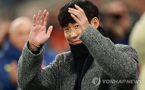 손흥민이 토트넘 홋스퍼를 떠나던 마지막 순간과 그 뒷얘기가 공개됐다. 영상에는 손흥민이 이적을 결심하게 된 배경부터 동료들에게 작별을 고하는 모습, 그리고 최근 토트넘 홋스퍼 스타디움을 방문해 팬들과 재회하는 장면까지 생생하게 담겼다. 토트넘을 향한 변함없는 충성심도 드러냈다. 연합뉴스