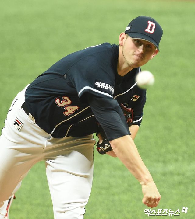 두산 베어스가 18일 외국인 투수 크리스 플렉센과 잭로그와의 2026시즌 계약 소식을 공식 발표했다. 6년 만에 팀으로 돌아오는 플렉센은 총액 100만 달러에 도장을 찍었다. 2025시즌 후반기 인상적인 활약상을 선보인 잭로그는 총액 110만 달러로 재계약에 합의했다. 엑스포츠뉴스 DB