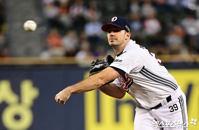 두산 베어스가 18일 외국인 투수 크리스 플렉센과 잭로그와의 2026시즌 계약 소식을 공식 발표했다. 6년 만에 팀으로 돌아오는 플렉센은 총액 100만 달러에 도장을 찍었다. 2025시즌 후반기 인상적인 활약상을 선보인 잭로그는 총액 110만 달러로 재계약에 합의했다. 엑스포츠뉴스 DB