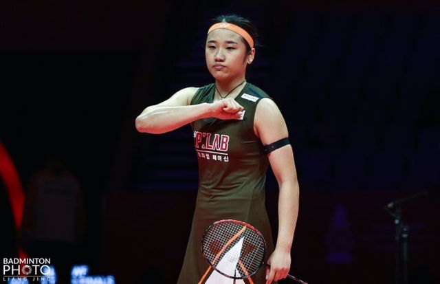 압도적이다. 배드민턴사 최초로 11관왕에 도전하는 세계랭킹 1위 '셔틀콕 여제' 안세영이(삼성생명)이 세계 최고의 선수들이 모인 대회에서 압도적인 퍼포먼스로 상대를 꺾고 4강에 안착했다. 안세영은 18일 중국 항저우의 올림픽 스포츠 센터에서 열린 미야자키 도모카(일본)와의 여자 단식 A조 2차전에서 33분 만에 상대를 무릎꿇리며 승리와 더불어 여자 배드민턴 단식 선수 단일 시즌 역대 최고 승률 기록까지 세웠다. 사진 대한배드민턴협회