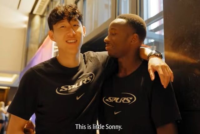 손흥민이 토트넘 홋스퍼를 떠나던 마지막 순간과 그 뒷얘기가 공개됐다. 영상에는 손흥민이 이적을 결심하게 된 배경부터 동료들에게 작별을 고하는 모습, 그리고 최근 토트넘 홋스퍼 스타디움을 방문해 팬들과 재회하는 장면까지 생생하게 담겼다. 토트넘을 향한 변함없는 충성심도 드러냈다. 토트넘