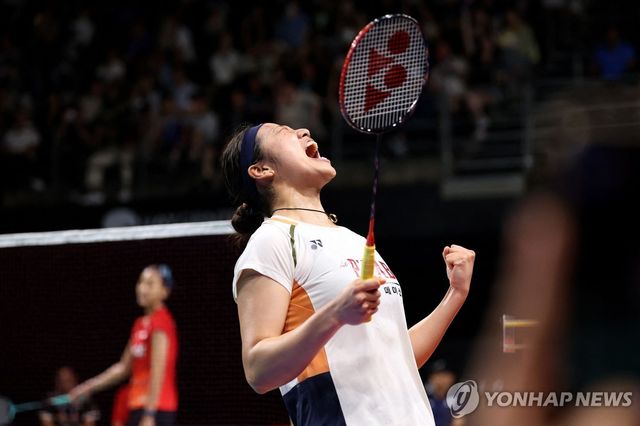 압도적이다. 배드민턴사 최초로 11관왕에 도전하는 세계랭킹 1위 '셔틀콕 여제' 안세영이(삼성생명)이 세계 최고의 선수들이 모인 대회에서 압도적인 퍼포먼스로 상대를 꺾고 4강에 안착했다. 안세영은 18일 중국 항저우의 올림픽 스포츠 센터에서 열린 미야자키 도모카(일본)와의 여자 단식 A조 2차전에서 33분 만에 상대를 무릎꿇리며 승리와 더불어 여자 배드민턴 단식 선수 단일 시즌 역대 최고 승률 기록까지 세웠다. 사진 연합뉴스