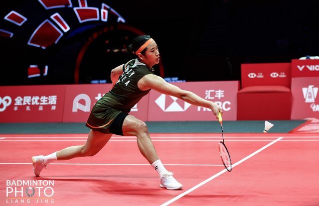 안세영은 18일 중국 항저우 올림픽스포츠센터 체육관에서 열린 세계배드민턴연맹(BWF) 월드투어 파이널스 2025 여자 단식 조별리그 A조 2차전서 미야자키에 2-0(21-9 21-6) 완승을 거뒀다. 안세영은 A조 2연승을 달리며 준결승 조기 진출을 확정지었다. 지난 8월 프랑스 파리에서 열린 세계선수권대회에서 안세영이 4강 탈락하는 바람에 다소 행운 섞인 우승을 챙긴 야마구치 아카네(일본) 역시 이날 푸트리 쿠수마 와르다니(인도네시아)에 게임스코어 2-1 역전승을 거두고 전날 미야자키전 2-0 완승에 이어 2연승으로 안세영과 함께 준결승 조기 확정을 이뤄냈다. 대한배드민턴협회