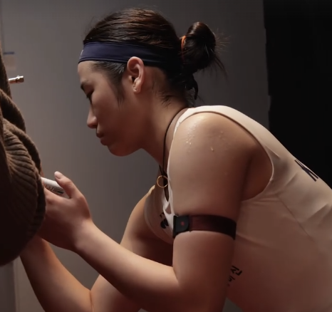 배드민턴사 최초로 11관왕에 도전하는 세계랭킹 1위 '셔틀콕 여제' 안세영이(삼성생명)이 세계 최고의 선수들이 모인 대회에서 압도적인 퍼포먼스로 상대를 꺾고 4강에 안착했다. 안세영은 18일 중국 항저우의 올림픽 스포츠 센터에서 열린 미야자키 도모카(일본)와의 여자 단식 A조 2차전에서 33분 만에 상대를 제압하고 2연승을 달리며 조기 4강행을 확정지었다. 대한배드민턴협회