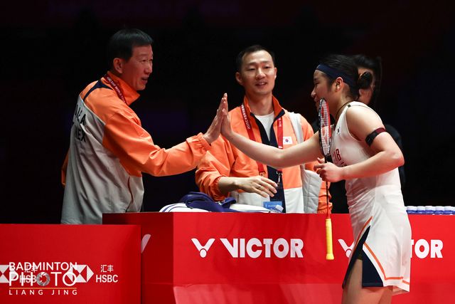 안세영은 18일 중국 항저우 올림픽스포츠센터 체육관에서 열린 세계배드민턴연맹(BWF) 월드투어 파이널스 2025 여자 단식 조별리그 A조 2차전서 미야자키에 2-0(21-9 21-6) 완승을 거뒀다. 안세영은 A조 2연승을 달리며 준결승 조기 진출을 확정지었다. 지난 8월 프랑스 파리에서 열린 세계선수권대회에서 안세영이 4강 탈락하는 바람에 다소 행운 섞인 우승을 챙긴 야마구치 아카네(일본) 역시 이날 푸트리 쿠수마 와르다니(인도네시아)에 게임스코어 2-1 역전승을 거두고 전날 미야자키전 2-0 완승에 이어 2연승으로 안세영과 함께 준결승 조기 확정을 이뤄냈다. 대한배드민턴협회