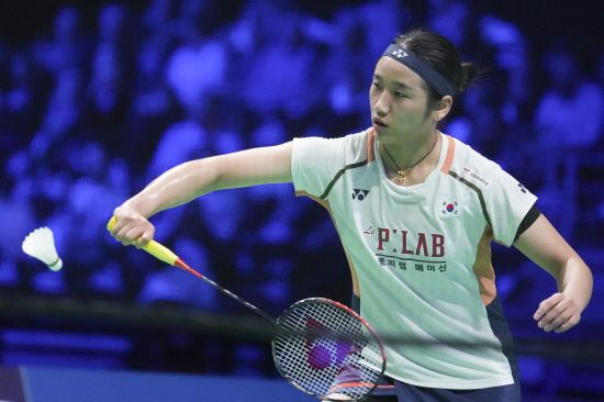 안세영은 18일 중국 항저우 올림픽스포츠센터 체육관에서 열린 세계배드민턴연맹(BWF) 월드투어 파이널스 2025 여자 단식 조별리그 A조 2차전서 미야자키에 2-0(21-9 21-6) 완승을 거뒀다. 안세영은 A조 2연승을 달리며 준결승 조기 진출을 확정지었다. 지난 8월 프랑스 파리에서 열린 세계선수권대회에서 안세영이 4강 탈락하는 바람에 다소 행운 섞인 우승을 챙긴 야마구치 아카네(일본) 역시 이날 푸트리 쿠수마 와르다니(인도네시아)에 게임스코어 2-1 역전승을 거두고 전날 미야자키전 2-0 완승에 이어 2연승으로 안세영과 함께 준결승 조기 확정을 이뤄냈다. 연합뉴스