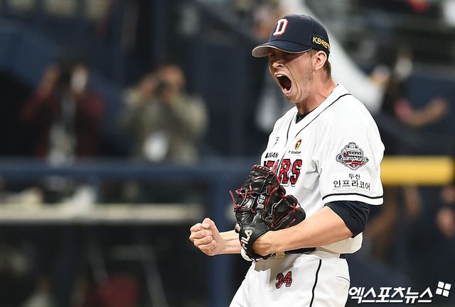 두산 베어스가 18일 외국인 투수 크리스 플렉센과 잭로그와의 2026시즌 계약 소식을 공식 발표했다. 6년 만에 팀으로 돌아오는 플렉센은 총액 100만 달러에 도장을 찍었다. 2025시즌 후반기 인상적인 활약상을 선보인 잭로그는 총액 110만 달러로 재계약에 합의했다. 엑스포츠뉴스 DB