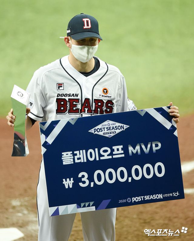 두산 베어스가 18일 외국인 투수 크리스 플렉센과 잭로그와의 2026시즌 계약 소식을 공식 발표했다. 6년 만에 팀으로 돌아오는 플렉센은 총액 100만 달러에 도장을 찍었다. 2025시즌 후반기 인상적인 활약상을 선보인 잭로그는 총액 110만 달러로 재계약에 합의했다. 엑스포츠뉴스 DB