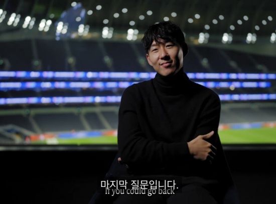 손흥민이 토트넘 홋스퍼를 떠나던 마지막 순간과 그 뒷얘기가 공개됐다. 영상에는 손흥민이 이적을 결심하게 된 배경부터 동료들에게 작별을 고하는 모습, 그리고 최근 토트넘 홋스퍼 스타디움을 방문해 팬들과 재회하는 장면까지 생생하게 담겼다. 토트넘을 향한 변함없는 충성심도 드러냈다. 토트넘