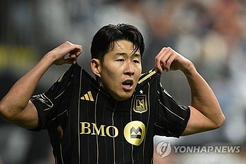 이적시장 전문 사이트 '트랜스퍼마크트'가 18일(한국시간) 손흥민이 메시를 제치고 사이트 유저들이 선정한 MLS 올해의 선수로 선정됐다고 발표했다.&nbsp;연합뉴스