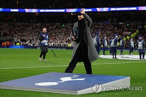 손흥민이 토트넘 홋스퍼를 떠나던 마지막 순간과 그 뒷얘기가 공개됐다. 영상에는 손흥민이 이적을 결심하게 된 배경부터 동료들에게 작별을 고하는 모습, 그리고 최근 토트넘 홋스퍼 스타디움을 방문해 팬들과 재회하는 장면까지 생생하게 담겼다. 토트넘을 향한 변함없는 충성심도 드러냈다. 연합뉴스