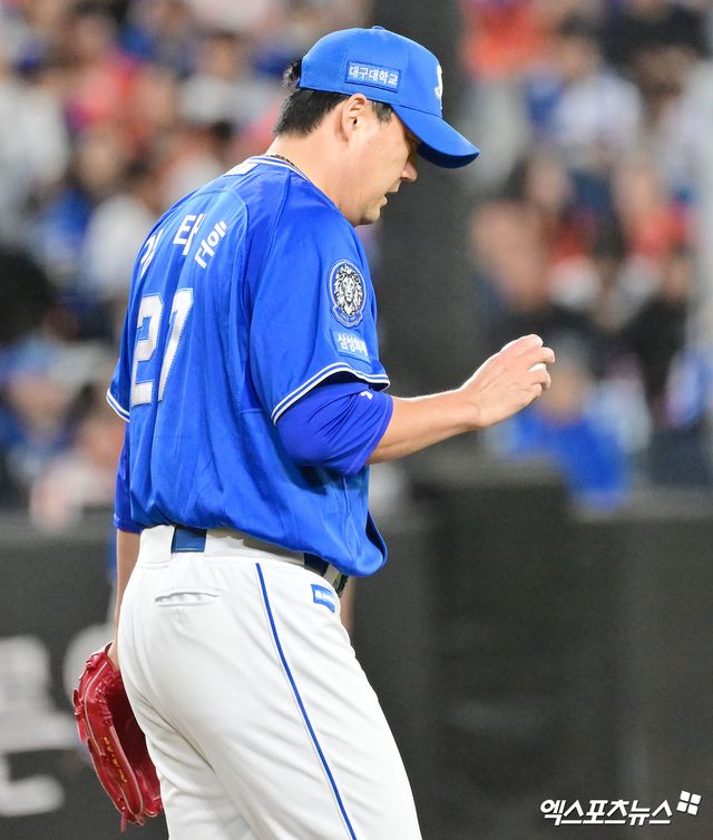 삼성 라이온즈 투수 김태훈이 4년 최대 20억원 규모 조건으로 내부 FA 잔류 계약을 맺었다. 김태훈은 지난 2023년 4월 트레이드를 통해 삼성으로 이적했다. 2023년에 다소 부진했지만, 2024년에는 56경기에서 3승2패 23홀드 평균자책 3.96을 기록하며 반등했다. 2025시즌 김태훈은 팀 내 최다인 73경기에 등판하며 2승6패 2세이브 19홀드 평균자책 4.48로 활약했다. 엑스포츠뉴스 DB