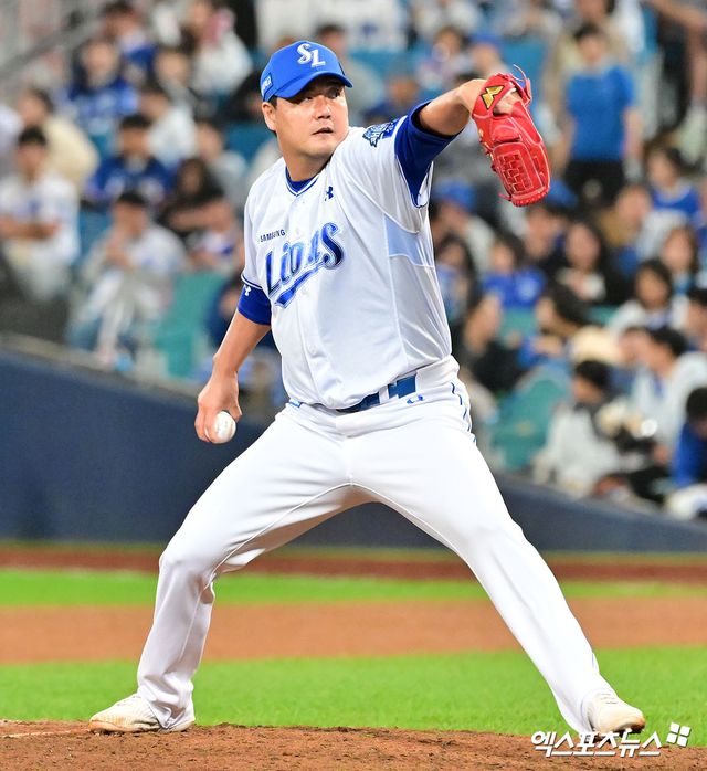 삼성 라이온즈 투수 김태훈이 4년 최대 20억원 규모 조건으로 내부 FA 잔류 계약을 맺었다. 김태훈은 지난 2023년 4월 트레이드를 통해 삼성으로 이적했다. 2023년에 다소 부진했지만, 2024년에는 56경기에서 3승2패 23홀드 평균자책 3.96을 기록하며 반등했다. 2025시즌 김태훈은 팀 내 최다인 73경기에 등판하며 2승6패 2세이브 19홀드 평균자책 4.48로 활약했다. 엑스포츠뉴스 DB