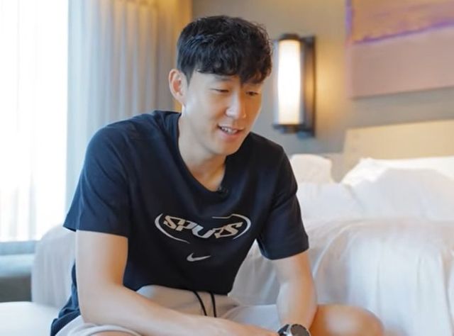 손흥민이 토트넘 홋스퍼를 떠나던 마지막 순간과 그 뒷얘기가 공개됐다. 영상에는 손흥민이 이적을 결심하게 된 배경부터 동료들에게 작별을 고하는 모습, 그리고 최근 토트넘 홋스퍼 스타디움을 방문해 팬들과 재회하는 장면까지 생생하게 담겼다. 토트넘을 향한 변함없는 충성심도 드러냈다. 토트넘