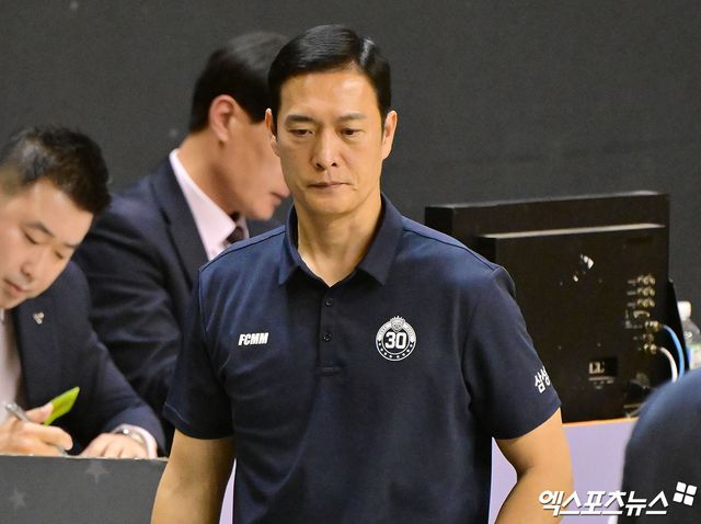 창단 이래 처음으로 10연패를 당한 프로배구 남자부 삼성화재의 김상우 감독이 성적 부진에 대한 책임을 지고 자리에서 물러났다. 삼성화재는 19일 김상우 감독이 팀 성적 부진에 대한 책임을 지고 자진 사퇴하겠다는 의견을 전달했으며, 구단도 김 감독의 뜻을 존중하기로 했다고 밝혔다. 지휘봉을 내려놓은 김 감독을 대신해 고준용 코치가 당분간 감독대행으로 팀을 이끌 예정이다. 사진 의정부, 김한준 기자