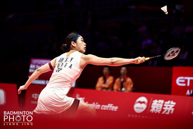 배드민턴 여자단식 안세영은 19일 중국 항저우 올림픽 스포츠센터 체육관에서 올해 세계선수권대회 챔피언인 일본의 야마구치 아카네(세계 4위)와 2025 세계배드민턴연맹(BWF) 월드투어 파이널 여자단식 조별리그 A조 최종전을 치러 2-1로 이겼다. 1게임을 14-21로 내줬으나 2게임을 압도했다. 3게임도 어렵지 않게 따냈다. 안세영은 2게임에서 초반부터 일방적으로 몰아붙여 21-5로 이겼다. 3게임에서도 중반부터 체력과 수비에서 우위를 보여 21-14로 이기고 뒤집기 승리를 따냈다. 대한배드민턴협회 SNS