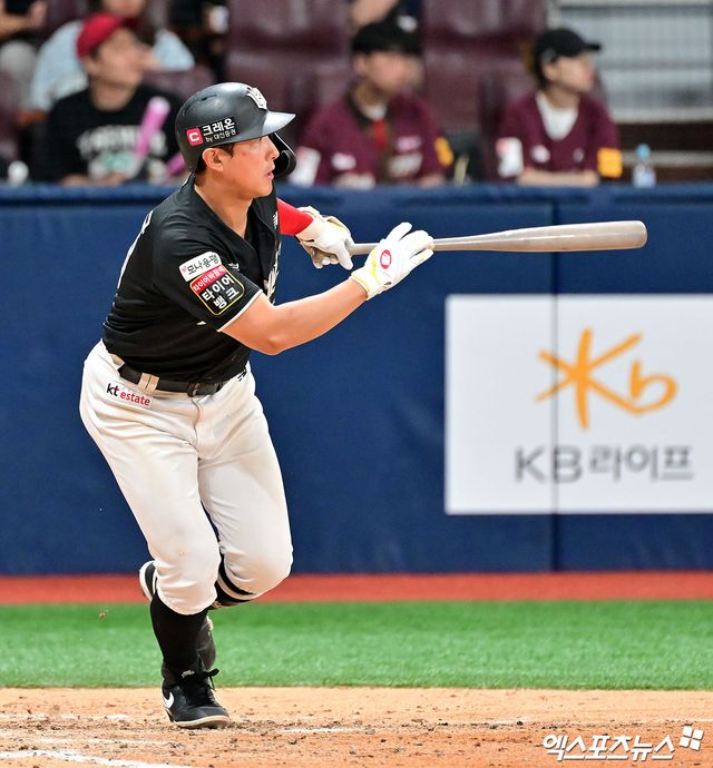 KT 위즈 베테랑 내야수 황재균이 깜짝 현역 은퇴를 결정했다. 원소속팀 KT와 FA 잔류 계약 협상 과정이 계속 있었지만, 황재균은 고심 끝에 박수 칠 때 떠나자는 결론을 내렸다. KT 구단은 19일 황재균이 20년 선수 생활을 마무리하고 현역 은퇴를 결정했다고 공식 발표했다. 황재균의 은퇴식은 2026시즌 초에 진행될 예정이다.&nbsp;황재균은 2025시즌 종료 뒤 세 번째 FA 자격을 신청했다. C등급으로 시장에 나온 황재균은 KT와 잔류 협상을 이어갔으나 협상을 마무리하지 못하고 끝내 현역 은퇴를 결정했다. 엑스포츠뉴스DB