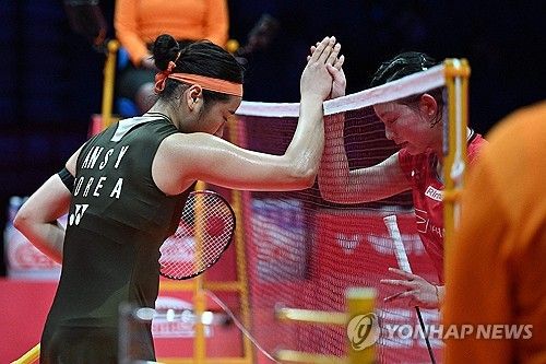 배드민턴 여자단식 세계 1위 안세영은 19일 중국 항저우 올림픽 스포츠센터 체육관에서 올해 세계선수권대회 챔피언인 일본의 야마구치 아카네(세계 4위)와 2025 세계배드민턴연맹(BWF) 월드투어 파이널 여자단식 조별리그 A조 최종전을 치러 2-1로 이겼다. 안세영은 이날 승리로 야마구치와의 상대 전적에서 16승15패로 우위를 차지했다. 올해 5승1패로 초강세를 기록한 게 컸다. 연합뉴스