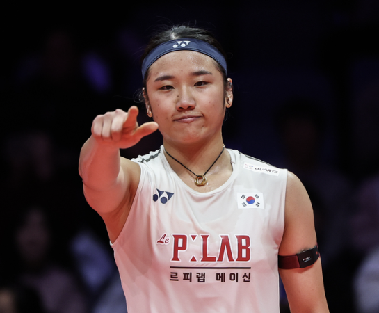​​배드민턴 여자단식 세계 1위 안세영은 19일 중국 항저우 올림픽 스포츠센터 체육관에서 올해 세계선수권대회 챔피언인 일본의 야마구치 아카네(세계 4위)와 2025 세계배드민턴연맹(BWF) 월드투어 파이널 여자단식 조별리그 A조 최종전을 치러 2-1로 이겼다. 안세영은 3전 전승으로 조별리그 1위를 확정지었다. 하지만 중국 일부 매체는 BWF가 조만간 추진하고 있는 15점제 변경이 공식 채택되면 안세영이 힘을 쓰지 못할 것이라고 주장했다. 대한배드민턴협회 SNS