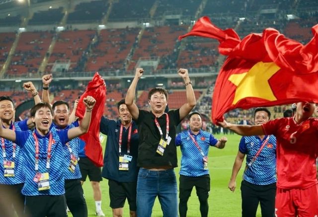 김상식 감독이 이끄는 베트남 23세 이하(U-23) 축구대표팀이 동남아시안(SEA) 게임 정상에 올랐다. 2025 동남아시안게임 남자 축구 결승전에서 숙적 태국을 상대로 연장 혈투 끝에 3-2 짜릿한 역전승을 거두며 금메달을 목에 걸었다. 이로써 베트남은 동남아 메이저 대회 3연패라는 대기록을 작성하며 박항서 전 감독도 이루지 못한 새 역사를 썼다. 베트남축구협회