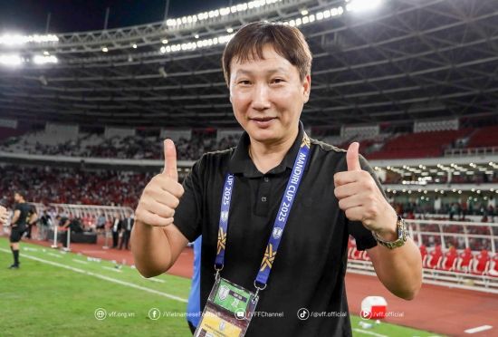 김상식 감독이 이끄는 베트남 23세 이하(U-23) 축구대표팀이 동남아시안(SEA) 게임 정상에 올랐다. 2025 동남아시안게임 남자 축구 결승전에서 숙적 태국을 상대로 연장 혈투 끝에 3-2 짜릿한 역전승을 거두며 금메달을 목에 걸었다. 이로써 베트남은 동남아 메이저 대회 3연패라는 대기록을 작성하며 박항서 전 감독도 이루지 못한 새 역사를 썼다. 베트남축구협회