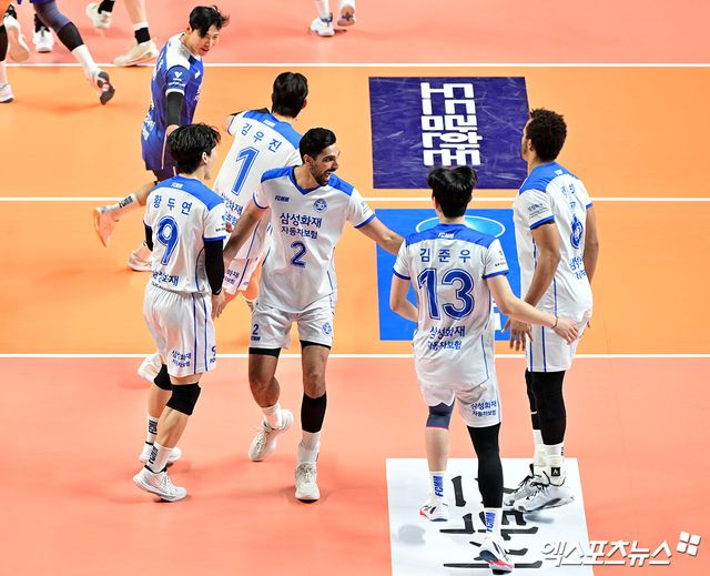 창단 이래 처음으로 10연패를 당한 프로배구 남자부 삼성화재의 김상우 감독이 성적 부진에 대한 책임을 지고 자리에서 물러났다. 삼성화재는 19일 김상우 감독이 팀 성적 부진에 대한 책임을 지고 자진 사퇴하겠다는 의견을 전달했으며, 구단도 김 감독의 뜻을 존중하기로 했다고 밝혔다. 지휘봉을 내려놓은 김 감독을 대신해 고준용 코치가 당분간 감독대행으로 팀을 이끌 예정이다. 사진 의정부, 김한준 기자