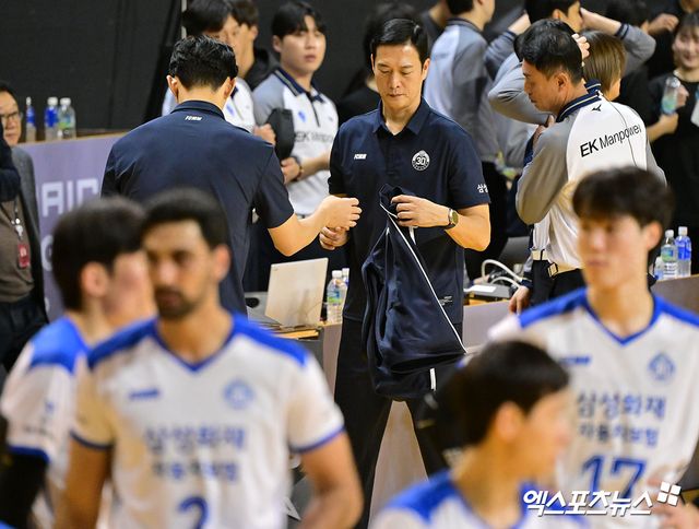 창단 이래 처음으로 10연패를 당한 프로배구 남자부 삼성화재의 김상우 감독이 성적 부진에 대한 책임을 지고 자리에서 물러났다. 삼성화재는 19일 김상우 감독이 팀 성적 부진에 대한 책임을 지고 자진 사퇴하겠다는 의견을 전달했으며, 구단도 김 감독의 뜻을 존중하기로 했다고 밝혔다. 지휘봉을 내려놓은 김 감독을 대신해 고준용 코치가 당분간 감독대행으로 팀을 이끌 예정이다. 사진 의정부, 김한준 기자