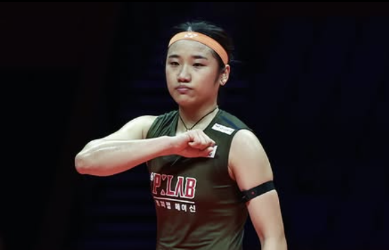 ​​배드민턴 여자단식 세계 1위 안세영은 19일 중국 항저우 올림픽 스포츠센터 체육관에서 올해 세계선수권대회 챔피언인 일본의 야마구치 아카네(세계 4위)와 2025 세계배드민턴연맹(BWF) 월드투어 파이널 여자단식 조별리그 A조 최종전을 치러 2-1로 이겼다. 안세영은 3전 전승으로 조별리그 1위를 확정지었다. 하지만 중국 일부 매체는 BWF가 조만간 추진하고 있는 15점제 변경이 공식 채택되면 안세영이 힘을 쓰지 못할 것이라고 주장했다. 대한배드민턴협회 SNS