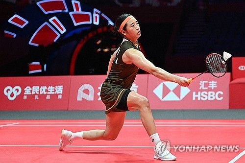 배드민턴 여자단식 세계 1위 안세영은 19일 중국 항저우 올림픽 스포츠센터 체육관에서 올해 세계선수권대회 챔피언인 일본의 야마구치 아카네(세계 4위)와 2025 세계배드민턴연맹(BWF) 월드투어 파이널 여자단식 조별리그 A조 최종전을 치러 2-1로 이겼다. 안세영은 이날 승리로 야마구치와의 상대 전적에서 16승15패로 우위를 차지했다. 올해 5승1패로 초강세를 기록한 게 컸다. 연합뉴스