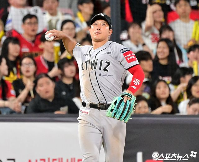 KT 위즈 베테랑 내야수 황재균이 깜짝 현역 은퇴를 결정했다. 원소속팀 KT와 FA 잔류 계약 협상 과정이 계속 있었지만, 황재균은 고심 끝에 박수 칠 때 떠나자는 결론을 내렸다. KT 구단은 19일 황재균이 20년 선수 생활을 마무리하고 현역 은퇴를 결정했다고 공식 발표했다. 황재균의 은퇴식은 2026시즌 초에 진행될 예정이다.&nbsp;황재균은 2025시즌 종료 뒤 세 번째 FA 자격을 신청했다. C등급으로 시장에 나온 황재균은 KT와 잔류 협상을 이어갔으나 협상을 마무리하지 못하고 끝내 현역 은퇴를 결정했다. 엑스포츠뉴스DB