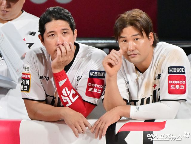 KT 위즈 베테랑 내야수 황재균이 깜짝 현역 은퇴를 결정했다. 원소속팀 KT와 FA 잔류 계약 협상 과정이 계속 있었지만, 황재균은 고심 끝에 박수 칠 때 떠나자는 결론을 내렸다. KT 구단은 19일 황재균이 20년 선수 생활을 마무리하고 현역 은퇴를 결정했다고 공식 발표했다. 황재균의 은퇴식은 2026시즌 초에 진행될 예정이다.&nbsp;황재균은 2025시즌 종료 뒤 세 번째 FA 자격을 신청했다. C등급으로 시장에 나온 황재균은 KT와 잔류 협상을 이어갔으나 협상을 마무리하지 못하고 끝내 현역 은퇴를 결정했다. 엑스포츠뉴스DB