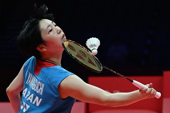 배드민턴 여자단식 세계 1위 안세영이 세계배드민턴연맹(BWF) 2025 월드투어 파이널 준결승에서 올해 세계선수권 우승자 야마구치 아카네(사진)와 격돌하게 됐다. 이 대회의 독특한 대진 방식으로 인해 조별리그 최종전에서 붙고 하루 뒤 다시 싸우게 됐다. 안세영은 20일(한국시간) 중국 항저우의 올림픽스포츠센터 체육관에서 열린 대회 토너먼트 추첨에서 야마구치와 다시 만나게 됐다. 안세영-야마구치 맞대결은 20일 오전 10시30분에 열린다. 안세영 입장에선 대결 상대가 결정되고 불과 9시간 만에 경기하는 셈이다. 연합뉴스