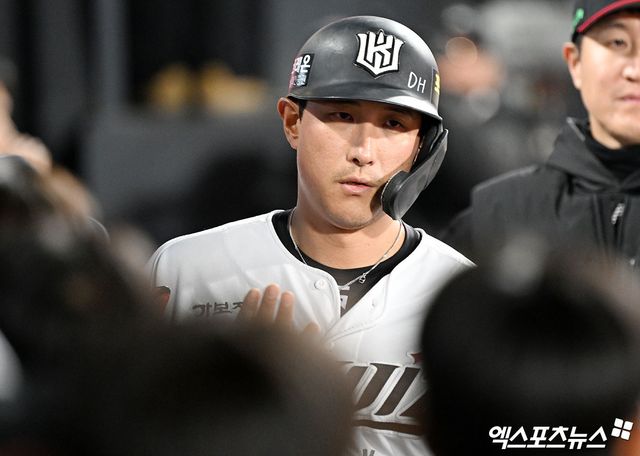 KT 위즈 베테랑 내야수 황재균이 프로 생활 20년을 뒤로 하고 현역 은퇴를 결정했다. 황재균은 2025시즌 종료 뒤 세 번째 FA 자격을 신청해 KT와 잔류 협상을 펼쳤지만, 끝내 잔류 계약 없이 선수 생활을 마무리했다. 엑스포츠뉴스 DB