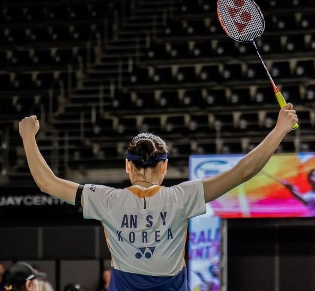 ​​배드민턴 여자단식 세계 1위 안세영은 19일 중국 항저우 올림픽 스포츠센터 체육관에서 올해 세계선수권대회 챔피언인 일본의 야마구치 아카네(세계 4위)와 2025 세계배드민턴연맹(BWF) 월드투어 파이널 여자단식 조별리그 A조 최종전을 치러 2-1로 이겼다. 안세영은 3전 전승으로 조별리그 1위를 확정지었다. 하지만 중국 일부 매체는 BWF가 조만간 추진하고 있는 15점제 변경이 공식 채택되면 안세영이 힘을 쓰지 못할 것이라고 주장했다. 호주오픈 SNS