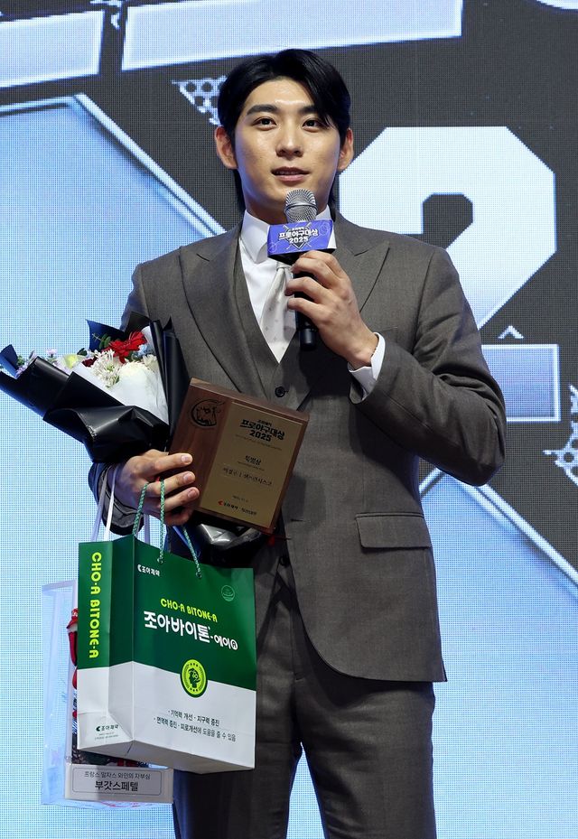 이정후가 2일 서울 강남구 역삼동 라움아트센터에서 열린 '조아제약 프로야구대상 2025'에서 특별상을 수상했다. 사진 일간스포츠 제공